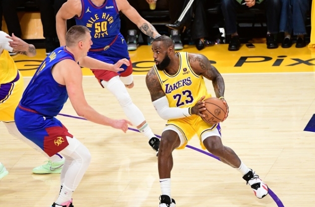 争议判罚！约基奇犯规不断 詹姆斯四步上篮引质疑