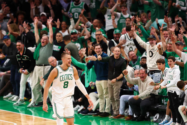 总决赛G1上半场，波神9中7砍18分 绿军领先21分优势明显