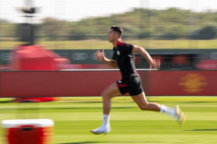 弗爵曝C罗在曼联疯狂训练，暴雨倾盆也不肯停！解释转会皇马原因