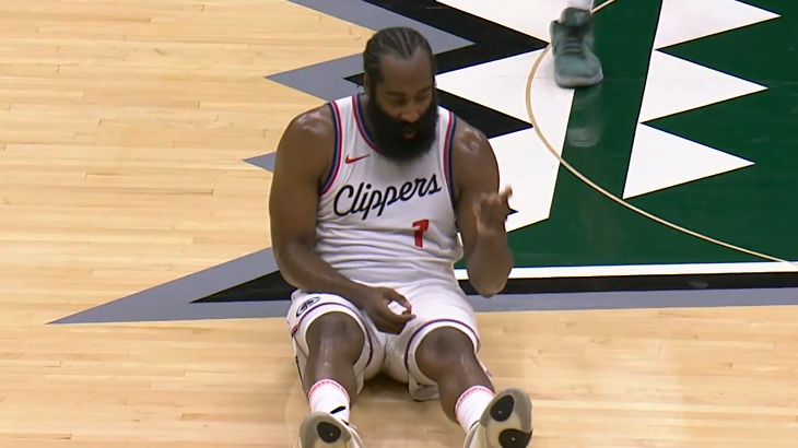 哈登献 13+8 盘活全队，打出招牌 3+1 激情坐地，赛前与库里紧抱乐开怀