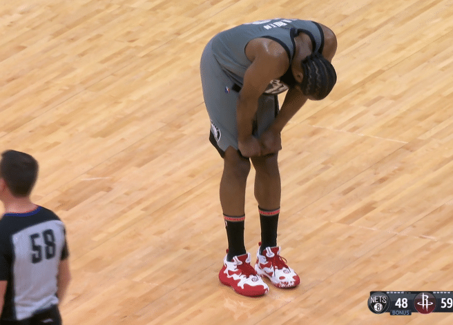 哈登崴脚险些受伤，双手扶膝太痛苦 纳什陪他走回替补席