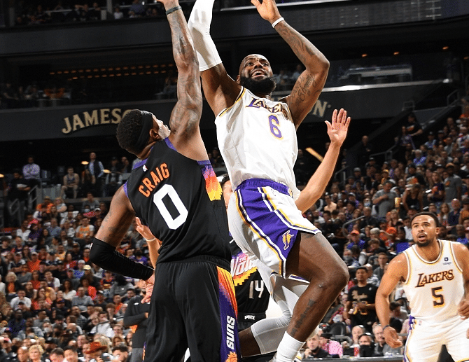 三节狂丢119分！詹皇创耻辱纪录，名嘴怒喷湖人防守：不如早点投降