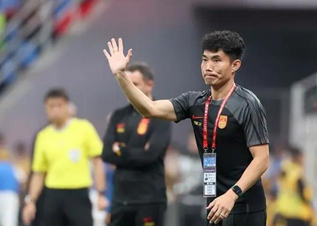 正式退役，26年足球生涯郑智赚到多少薪水？