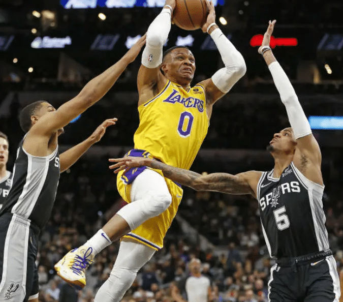 威少扎心一幕曝光！沃帅重申希望詹皇带伤复出，名嘴：湖人无缘附加赛