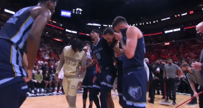 灰熊官宣10号秀无碰撞受伤被搀扶离场！左脚踝扭伤并退赛