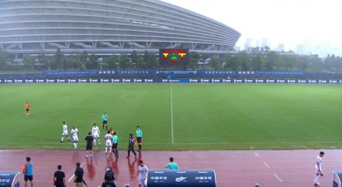 突发情况！武汉队和亚泰因雷电天气被迫暂停