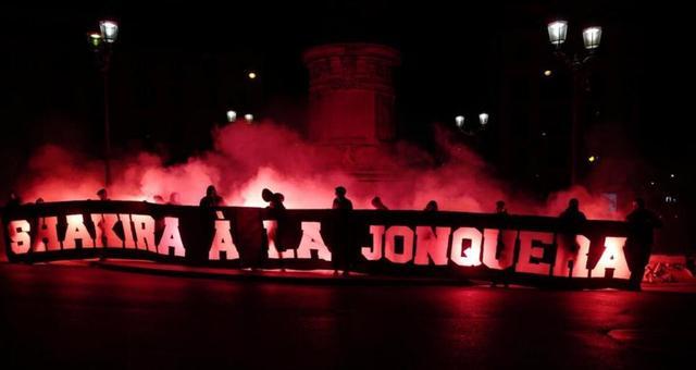 太过分了！巴黎方面谴责球迷拉侮辱夏奇拉的横幅