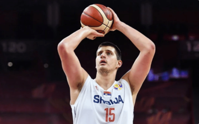 为何意大利男篮能爆冷？被罚下教练举动感人，信用卡送队员消费