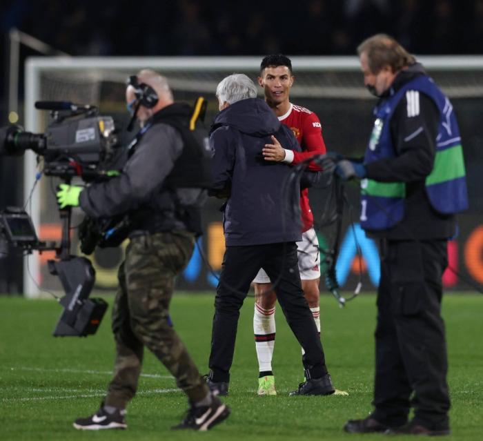 对手主帅被C罗征服，赛后拥抱致敬！索帅必须让曼联围绕C罗为中心