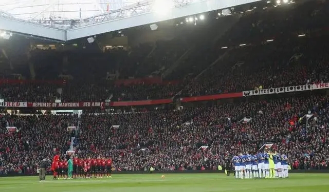 曼联足球场可以容纳多少人？曼联足球场叫什么？