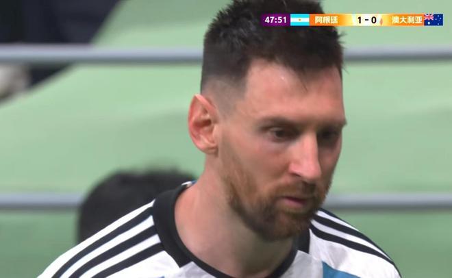 拥抱梅西，追逐闯进场球迷时安保为何在笑？看场边保安服装秒懂