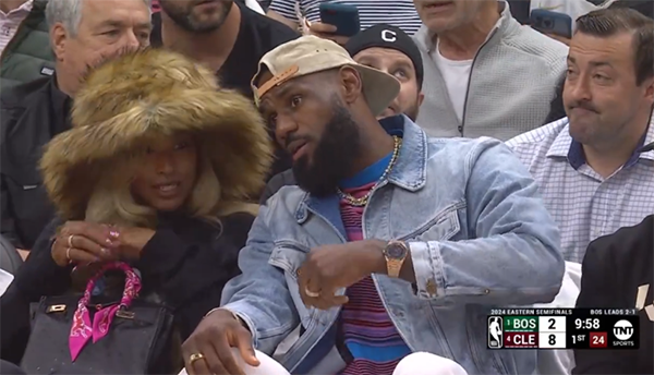 詹姆斯回家观看骑凯大战：现场球迷欢呼，老詹挥手致意