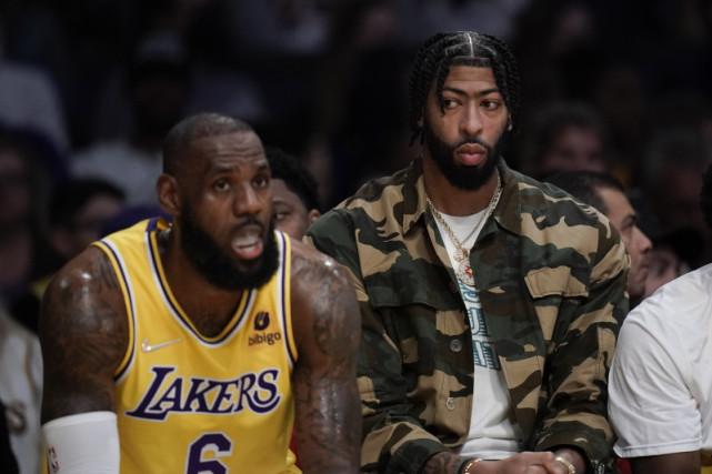 詹皇得分超其他首发总和！湖人单节效率曝光：他们只想打第四节？