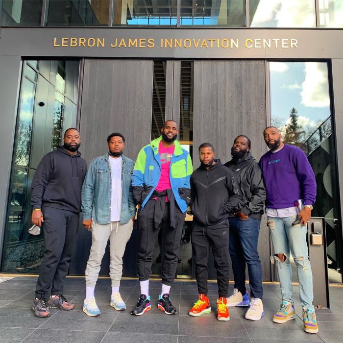 詹皇带亲友参观詹姆斯大楼！合影铜像表情抢镜，晒logo前集体合照