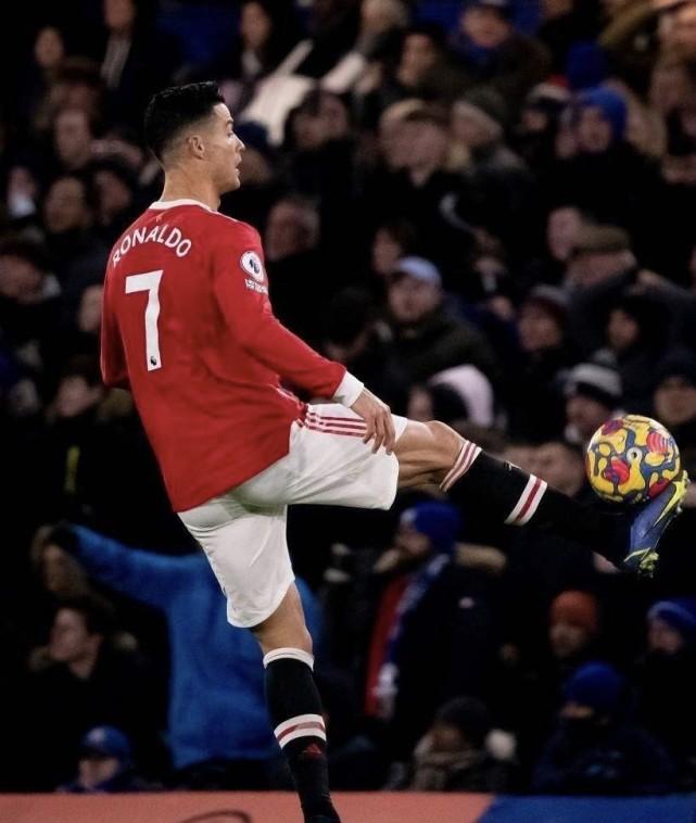 曝C罗又不满担任替补！拒绝谢场径直离开，怒吼队友且未与对手握手