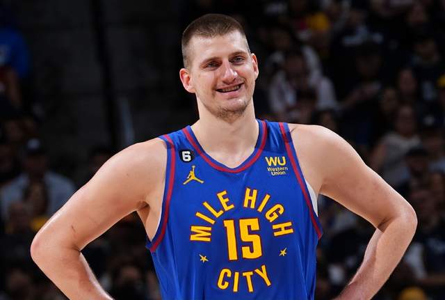 NBA18人年薪超4千万！10人实至名归，多人受困伤病，216高塔太水