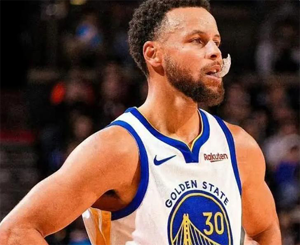 22分逆转，库里救主，勇士低迷罪人揪出，打铁+场上散步，球星成色打掉