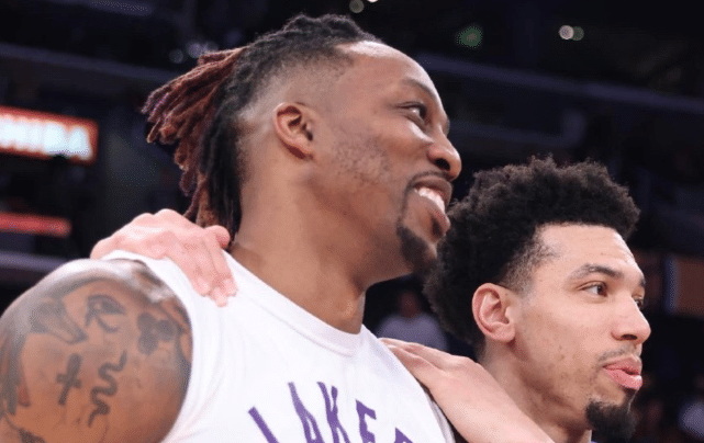 詹姆斯缺席，湖人首节领先76人3分！奇兵单节5中5轰13分