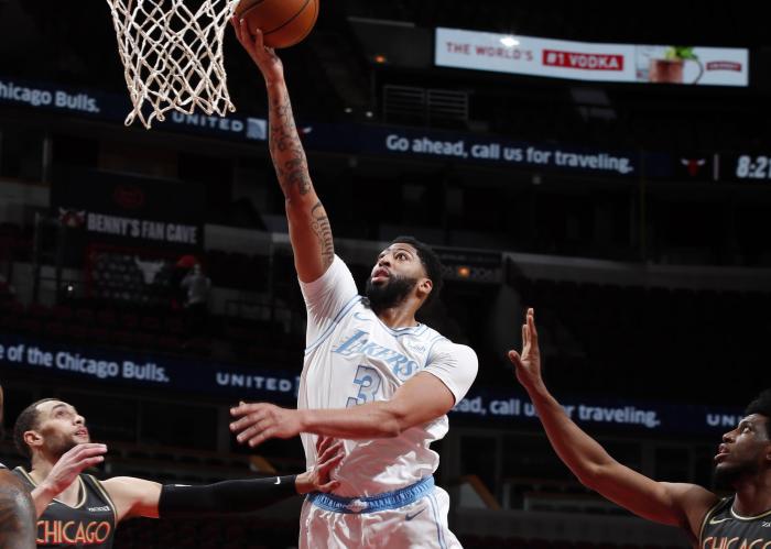 湖人客场9连胜！浓眉37分太狠，谁留意到：詹皇冲上技术台后悠闲散步