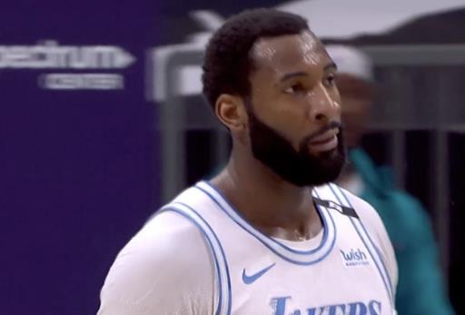 庄神8分钟3犯，谁注意到詹姆斯举动？这就是篮网给不了庄神的