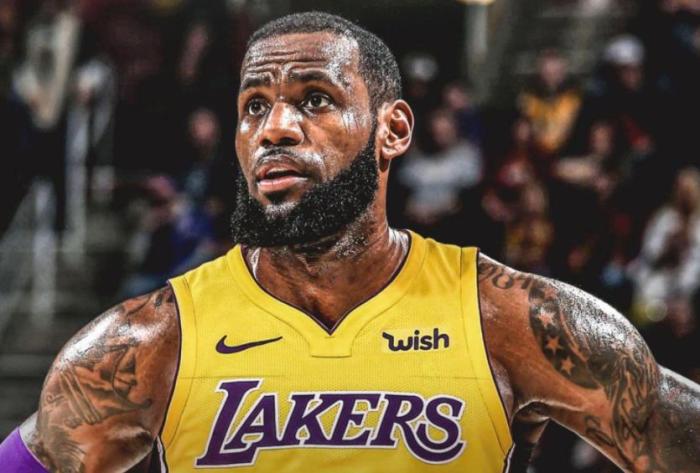 历史第一人！詹姆斯再次创造纪录，勇士大聪明成了笑话，科尔表态