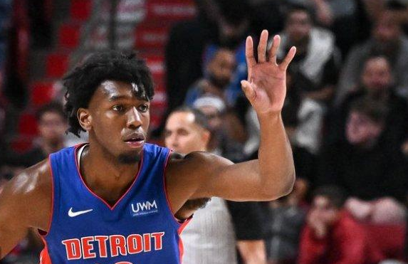 怀斯曼连遭弃用！19岁小魔兽稳坐首发：场均18+15+2.7帽太狠