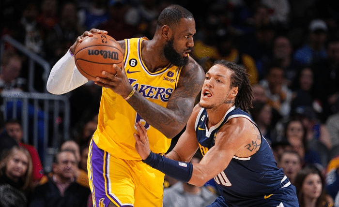 湖人4连败：詹姆斯里程悲提前放弃 浓眉22+14背伤令人担忧