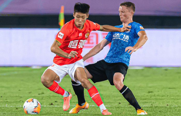 恒大足校太牛了！11名小将入选一线队创纪录，16岁天才战中超