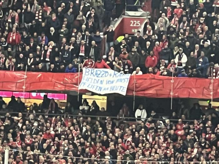 拜仁球迷怒了！拉横幅抗议2高层失策换帅