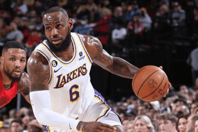 詹姆斯37+11狂刷纪录：单节16分拒绝耻辱输球 导演25分大逆转