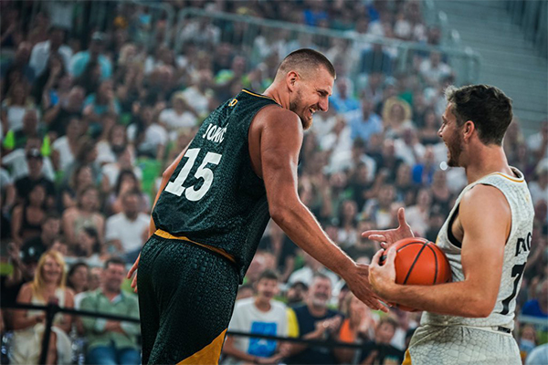 德拉季奇告别赛：约基奇嗨翻全场，与东契奇演绎欢乐互动