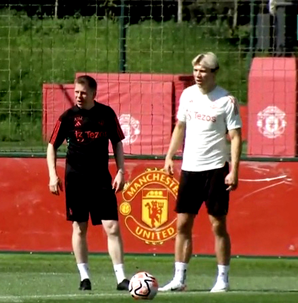 曝曼联考虑提前启用霍伊伦德，有望出战森林！芒特伤重恐缺阵六周