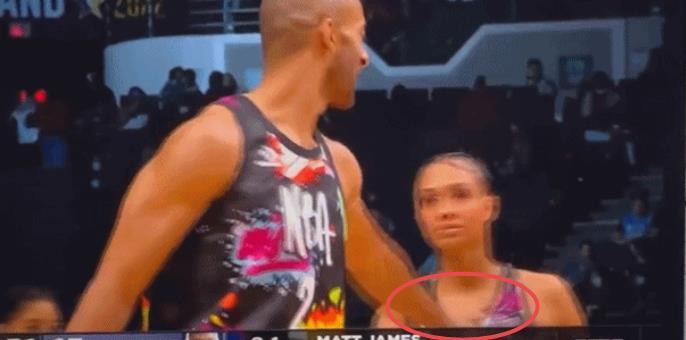 NBA名人赛，被M詹姆斯“袭胸”互动的女星是谁？有啥来历？