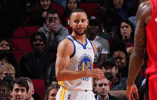 王者归来！库里一战刷爆纪录，征服火箭球迷，下场后露出淡定笑容