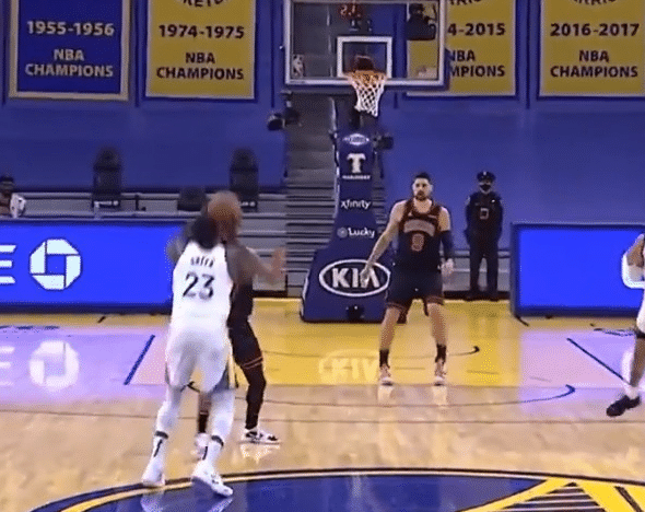 满血归来！库里复出17分钟4记三分轰18分，格林进中圈压哨三分