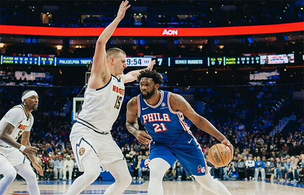 耳语私聊！恩比德笑傲MVP之战，主场球迷沸腾，赛后逗笑约基奇