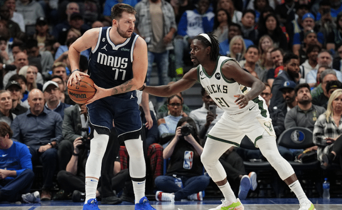 东契奇33+11错失绝杀：罕见隔扣疯狂庆祝 惨遭字母哥袭裆太痛苦