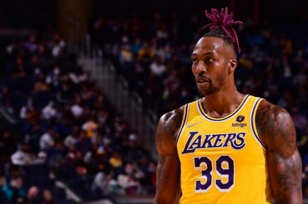 惺惺相惜！詹皇终于发声，暗讽NBA为魔兽鸣冤，12年前的痛他没忘