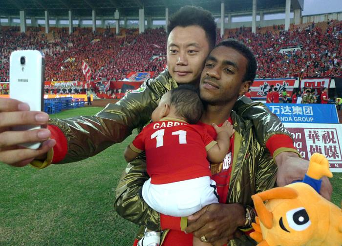 物是人非！恒大2名夺冠功勋隐退，郑智还在坚持，见证中超18年兴衰