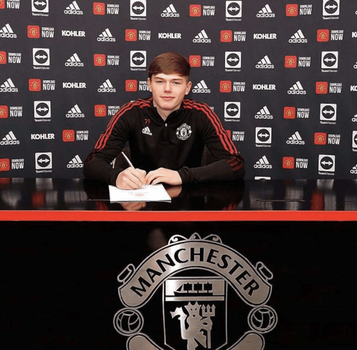 曼联官宣续约青训右边锋，今夏刚从宿敌利物浦加盟！常穿7号球衣