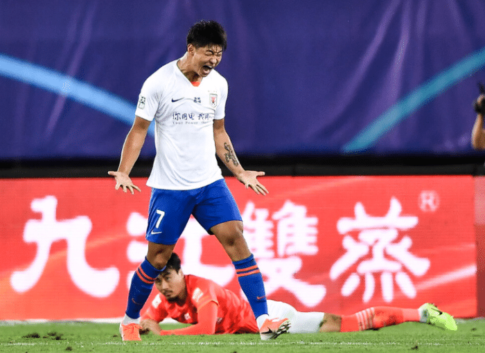 跳三级爆发，16岁留洋后卫立足西班牙人，走“孙兴慜模式”