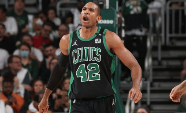 刷爆6大纪录！35岁探花轰30分+5记三分：扣篮肘翻字母哥太霸气