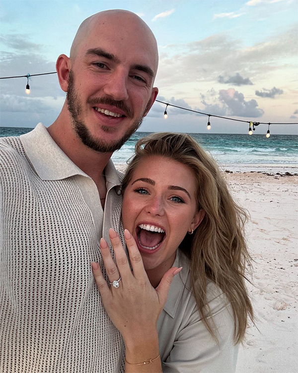 30 岁卡鲁索成功向超模未婚妻求婚 单膝跪地戴钻戒引詹姆斯等纷纷道贺