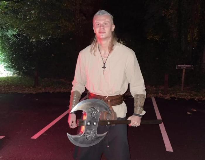 维京战士！哈兰德万圣节手拿利斧，霸气出镜