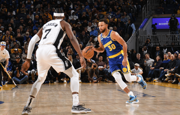 库里16分创多项赛季新低：抠指甲惬意观战 场均得分被四大球星反超