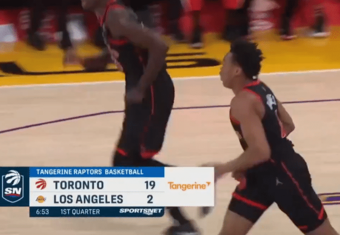 被锤爆！湖人又一节崩盘！威少散步老詹沮丧，主场球迷狂嘘