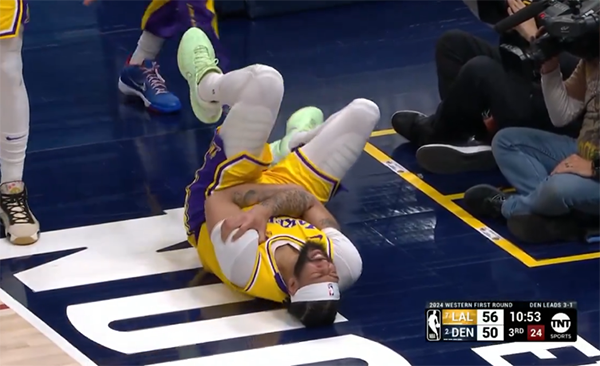 浓眉撞伤肩膀，詹姆斯面露忧色，湖人的挑战才刚开始