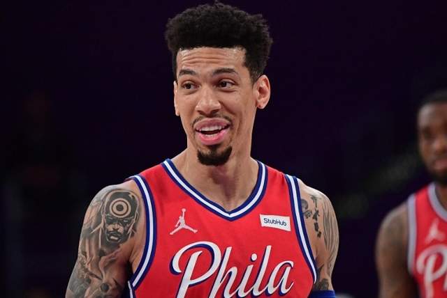 扎心！哈登悲剧重演，3冠老将降薪后被裁，36岁恐告别NBA