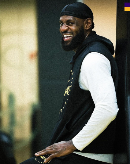 詹姆斯积极备战，前队友点出湖人夺冠需补三全明星