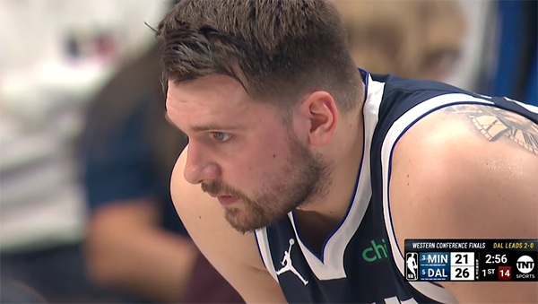 独行侠新星受伤！头部撞唐斯膝盖，遭袭裆痛苦倒地被搀扶离场